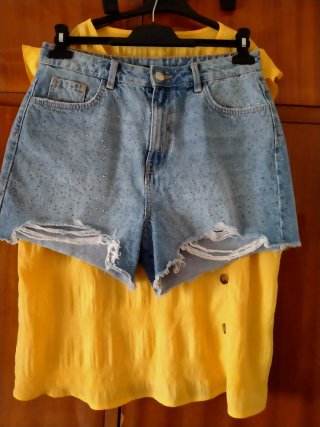 Conjunto Top Amarillo y Shorts Vaqueros