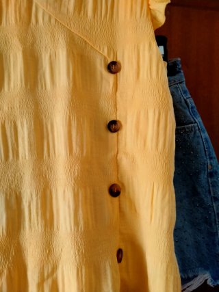 Conjunto Top Amarillo y Shorts Vaqueros