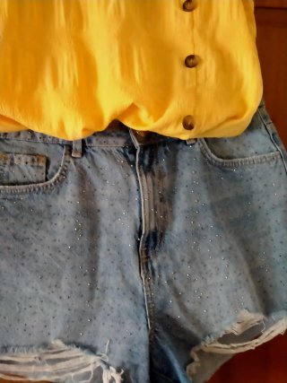 Conjunto Top Amarillo y Shorts Vaqueros