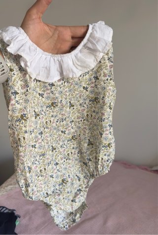 Pelele floral con cuello volante