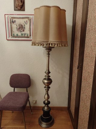 Lámpara de pie beige y plateada