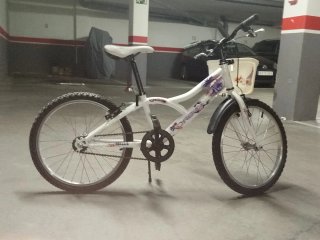 Bicicleta infantil blanca con cesta