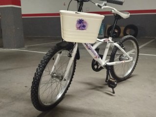 Bicicleta infantil blanca con cesta