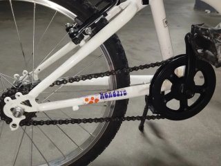 Bicicleta infantil blanca con cesta