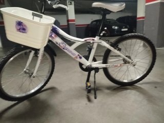 Bicicleta infantil blanca con cesta