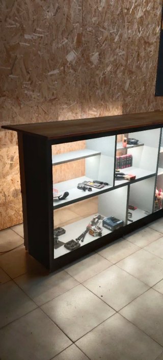Mostrador con expositor de madera, metal y cristal