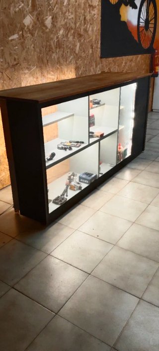 Mostrador con expositor de madera, metal y cristal