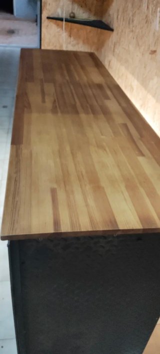 Mostrador con expositor de madera, metal y cristal