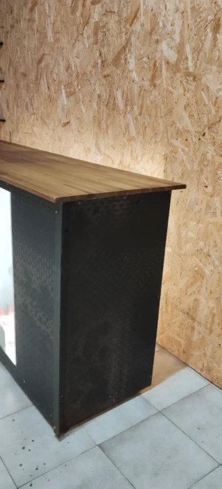 Mostrador con expositor de madera, metal y cristal