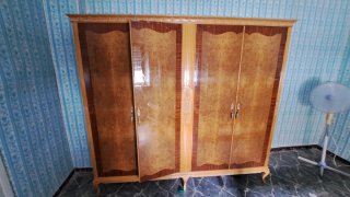 Coleccion de muebles antiguos  de madera tallada.