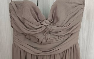 Vestido palabra de honor beige/marrón