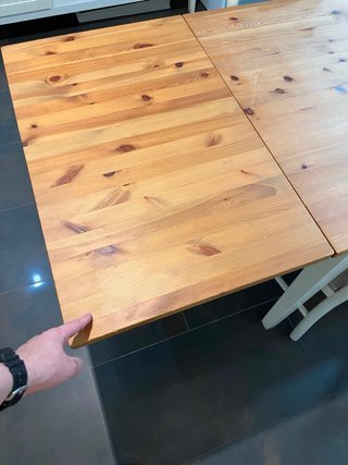 Mesa extensible y 4 sillas de madera