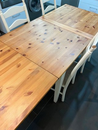 Mesa extensible y 4 sillas de madera