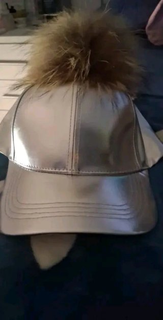 Gorra plateada con pompón