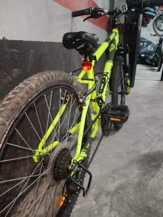 Bicicleta infantil Btwin color verde