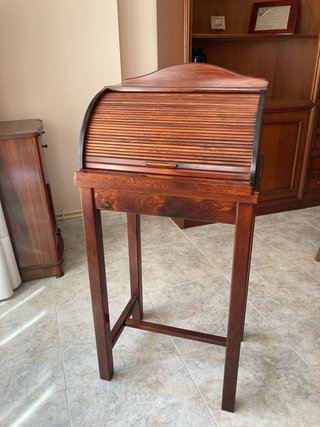 Escritorio clásico con persiana de madera