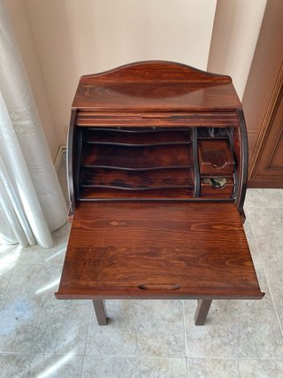 Escritorio clásico con persiana de madera