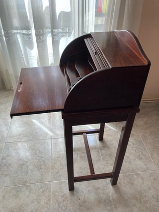 Escritorio clásico con persiana de madera