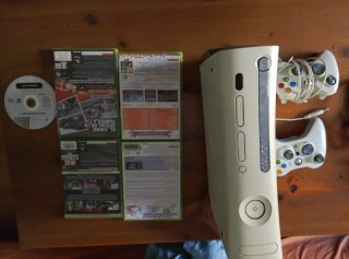 Xbox 360 con 2 mandos y juegos