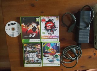 Xbox 360 con 2 mandos y juegos