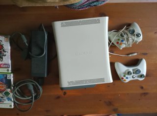 Xbox 360 con 2 mandos y juegos