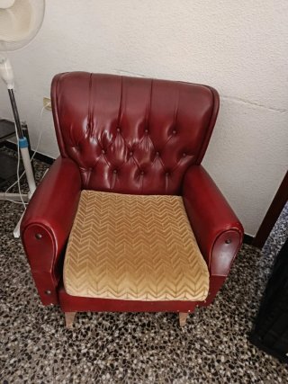 Sillón antiguo rojo y amarillo