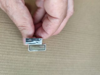 Anillo plateado con piedra rectangular