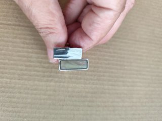 Anillo plateado con piedra rectangular