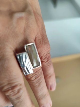 Anillo plateado con piedra rectangular