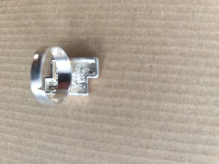 Anillo plateado con piedra rectangular