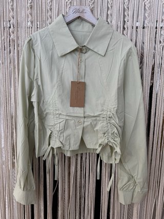 Camisa verde de diseño