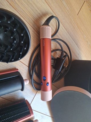 Secador Dyson con todos los accesorios y caja