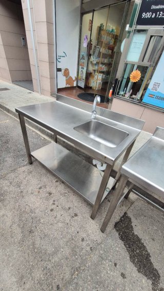 Mesa de acero inoxidable con fregadero