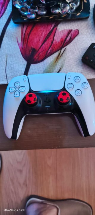 Mando PS5 con tapas de joystick de fútbol