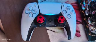 Mando PS5 con tapas de joystick de fútbol