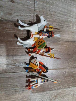 Lote 4 indios y caballo Playmobil Todos 12€