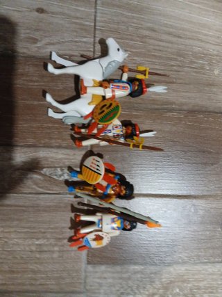 Lote 4 indios y caballo Playmobil Todos 12€