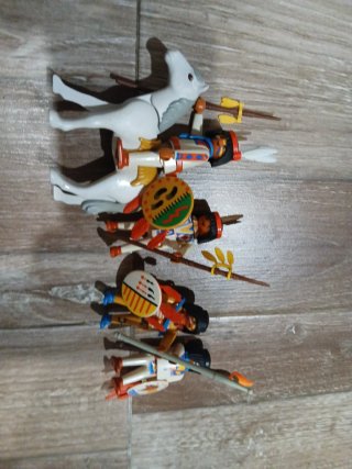 Lote 4 indios y caballo Playmobil Todos 12€