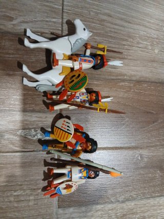 Lote 4 indios y caballo Playmobil Todos 12€