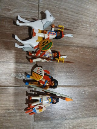 Lote 4 indios y caballo Playmobil Todos 12€