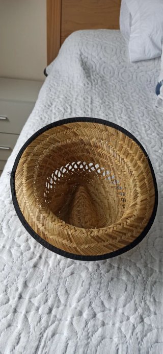 Sombrero de paja tejido