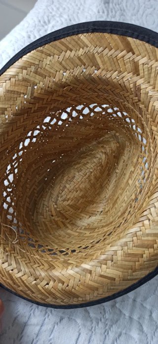 Sombrero de paja tejido