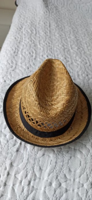 Sombrero de paja tejido