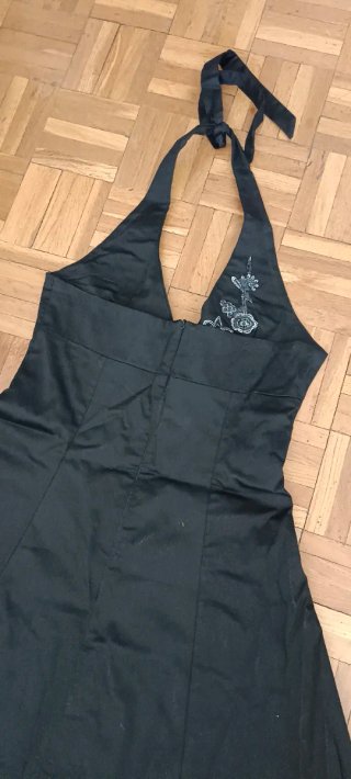 Vestido negro con flores bordadas
