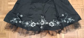 Vestido negro con flores bordadas