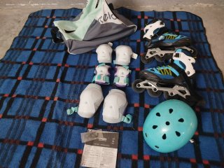 Conjunto patines, protecciones y casco
