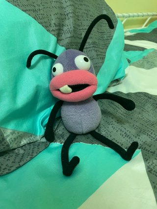 Peluche hormiga de coleccionista morado