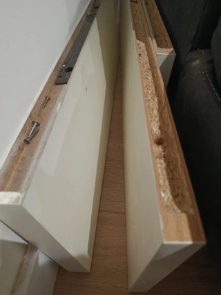 Baldas blancas de madera.