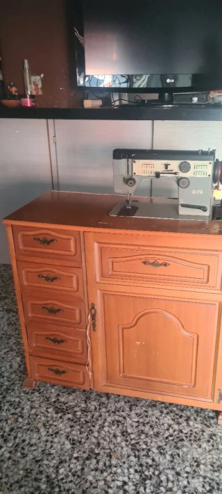 Máquina de coser Alfa con mueble