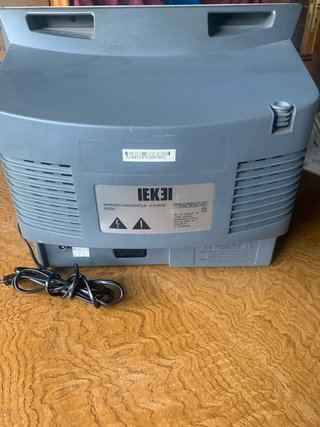 Televisor gris y blanco